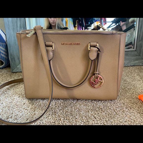Michael Kors Handbags - Perfect condition Michael kors purse Michael Kors Handbags - Perfect condition Michael kors purse